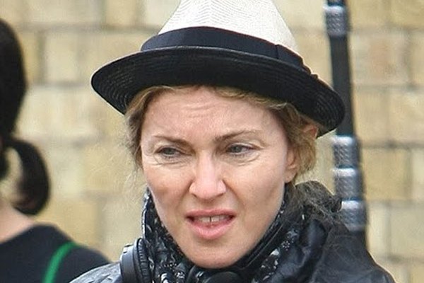 Madonna es sorprendida por un fotógrafo justo cuando no llevaba maquillaje.