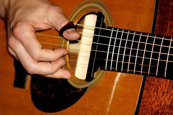 Una guitarra.