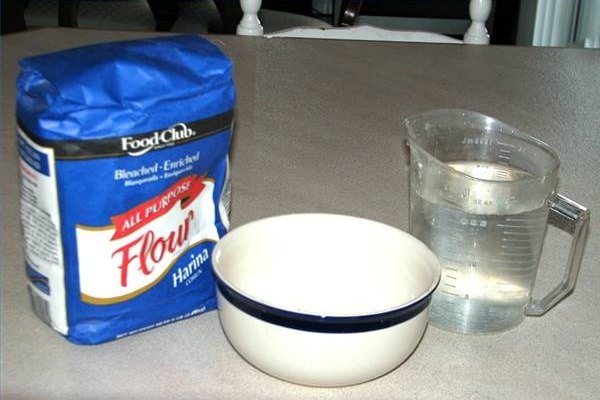 Combina harina y agua para hacer engrudo.