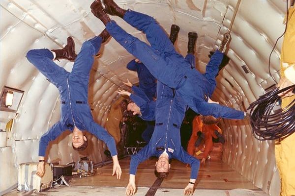 La gravedad cero se puede experimentar en órbita, en un cohete o nave espacial.
