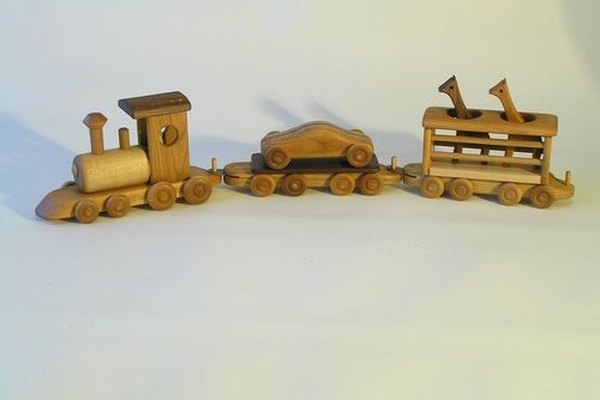 Los juguetes de madera pueden ser divertidos de hacer para el artesano de la madera y traen el encanto de antaño.