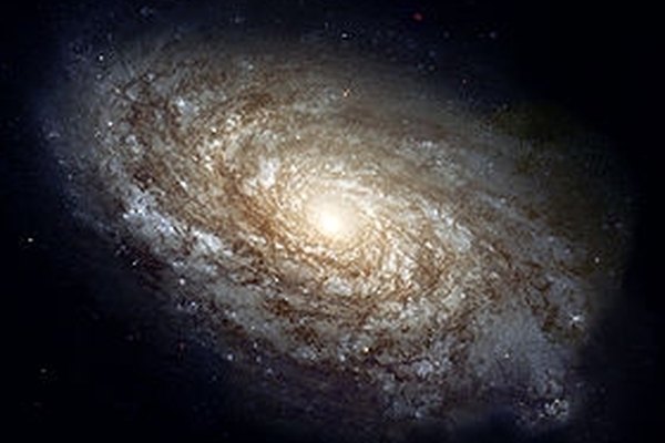 Las galaxias como la Vía Láctea y la galaxia de Andrómeda están formadas por mucha materia diferente en su interior.