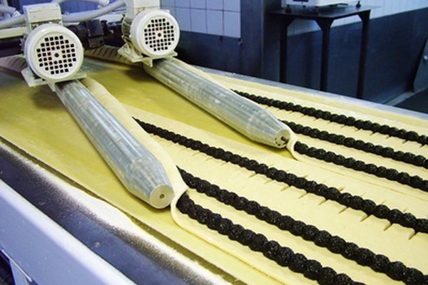 Para mover los productos a través de varios procesos de fabricación, se utilizan cintas transportadoras.