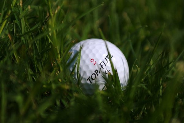 Las pelotas pequeñas de plástico duro tienen solo unas pocas pulgadas de circunferencia y se utilizan en el golf y ping-pong.