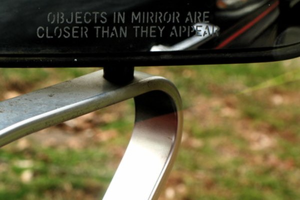 Los espejos laterales son uno de los diversos usos de un espejo.