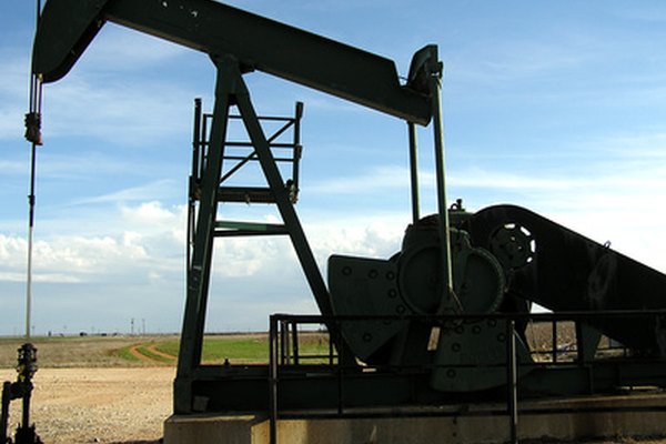 A medida que los abastecimientos de petróleo se agotan, las ventajas y desventajas del incremento de las perforaciones siguen siendo objeto de debate.