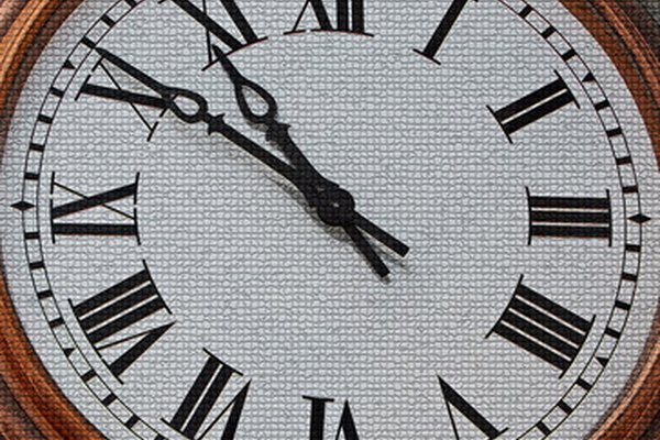Los relojes de pared de cuarzo con movimientos utilizan una batería para operar las agujas y mantener el tiempo.