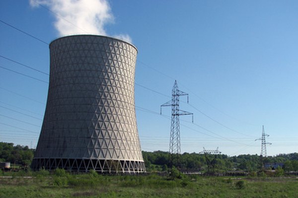 Las torres de refrigeración se utilizan para extraer calor del refrigerante que circula por el reactor.