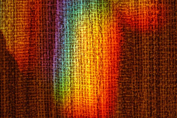 Los prismas no sólo dividen la luz en los colores del arcoiris, sino que también los vuelven a combinar.