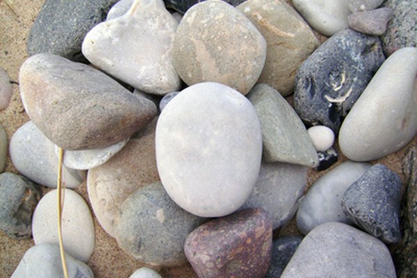 Todas las piedras son porosas y permiten que el agua penetre a menos que se sellen para que sean resistentes al agua.