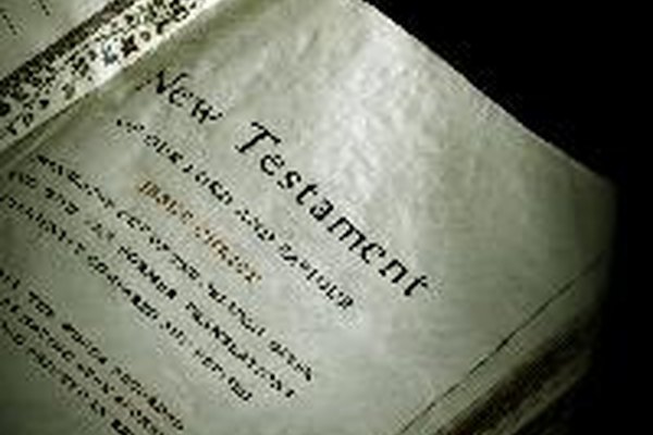Los títulos de libros sagrados, como la Biblia, no se escriben en cursiva ni entre comillas.