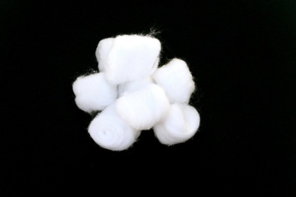 Usa bolitas de algodón para fabricar una cola de conejo.
