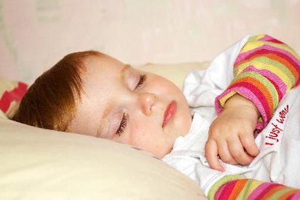 Varias cosas pueden despertar a tu hijo en la noche, pero la mayoría son problemas que puedes resolver.