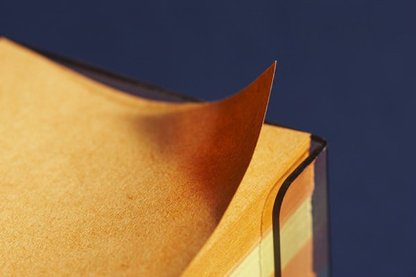 Imprime el casco en papel grueso para tarjetas.