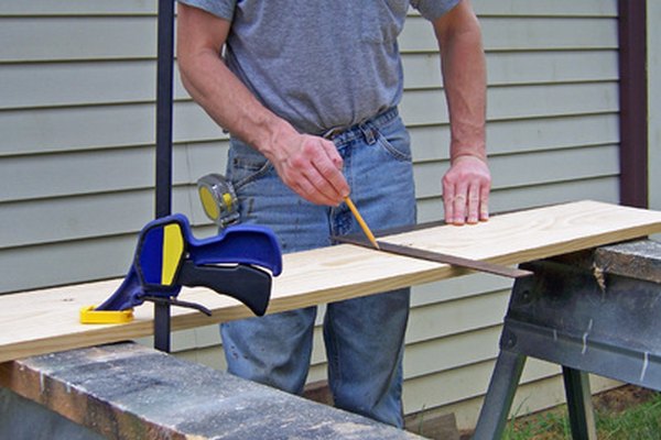 Usa una escuadra de carpintero para comprobar los bordes de fábrica de la madera.