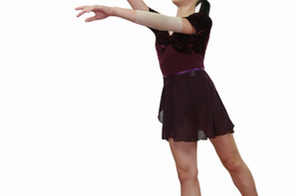 Las bailarinas de ballet a menudo usan faldas cruzadas para las clases.