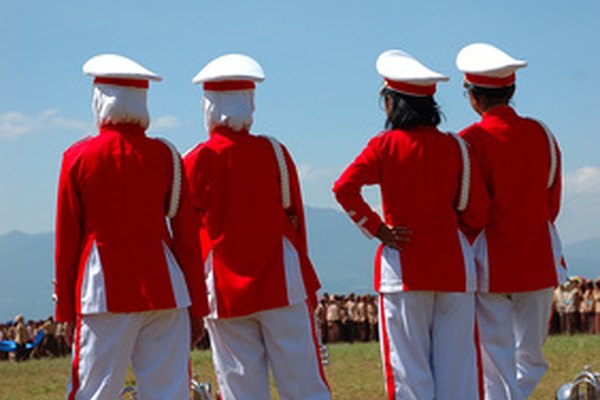 Los uniformes comunican a los demás que pertenecen a un grupo.