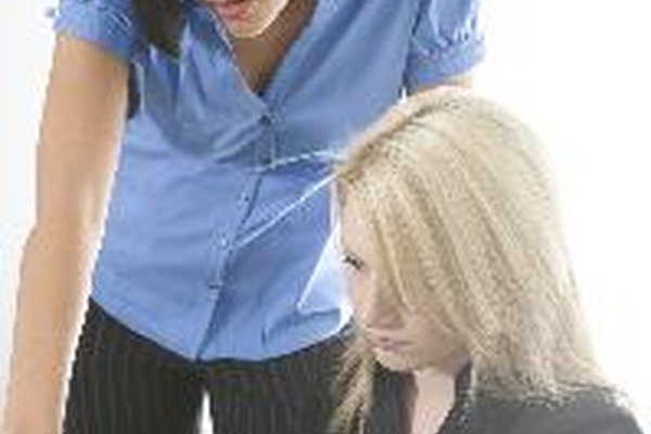 female boss and employee image by jimcox40 from Fotolia.com Las auditorías de capital humano ayudan a los empleadores a mejorar la productividad de los trabajadores.
