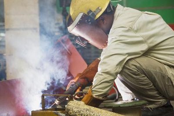 Welder image by Antonio Oquias from Fotolia.com El sistema de pago a destajo se basa en la productividad de un trabajador, en lugar de un salario por hora.