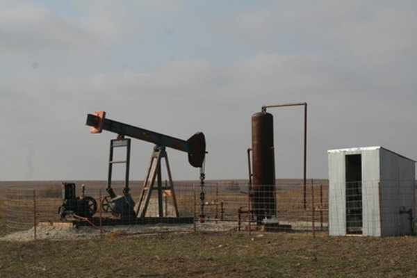 Los especialistas usan equipo para determinar la existencia de petróleo bajo la superficie de tu tierra.