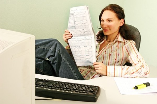 woman reading business statistics image by forca from Fotolia.com Pasa de "probablemente" a "ciertamente" mediante la aplicación de la estadística en las decisiones gerenciales.
