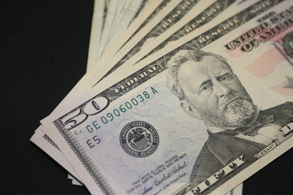 money image by Bradlee Mauer from Fotolia.com La refinanciación de un préstamo de consolidación de deuda puede ayudarte a ahorrar dinero cada mes.