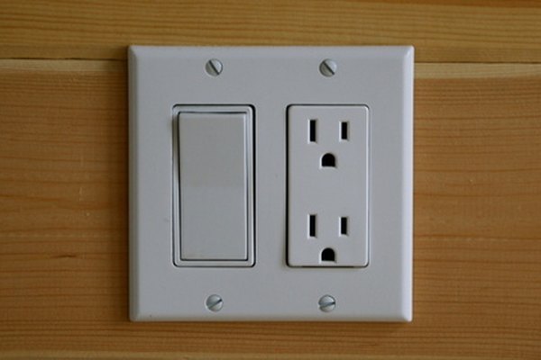 Un toma eléctrico tiene un receptor más largo que el otro para cada conector.