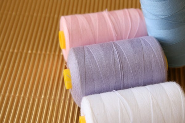 En los molinos de algodón, las fibras pasan por el proceso de hilado.