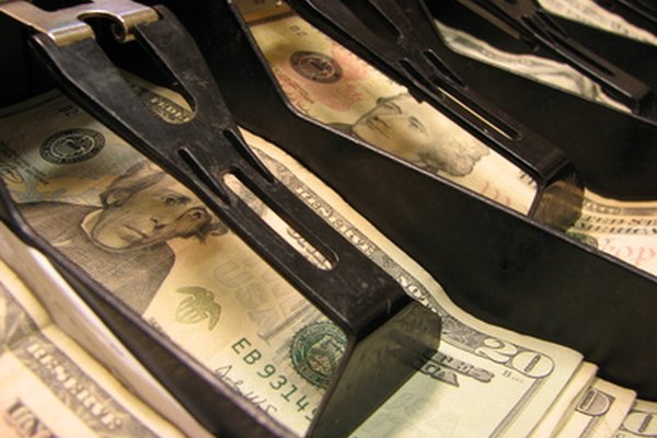 register with cash image by elke peterson from Fotolia.com Las cajas registradoras controladas por computadora pueden imprimir informes detallados de las transacciones.