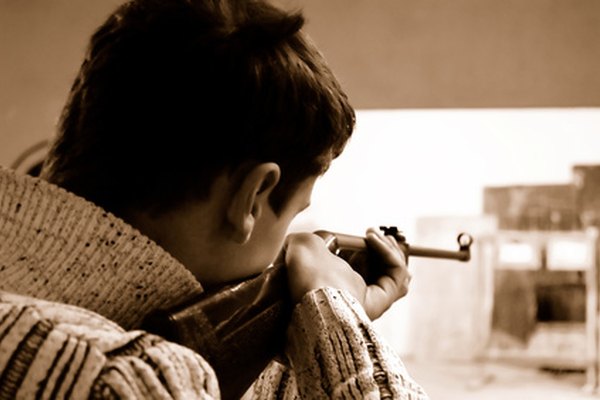 Un rifle con mira abierta.
