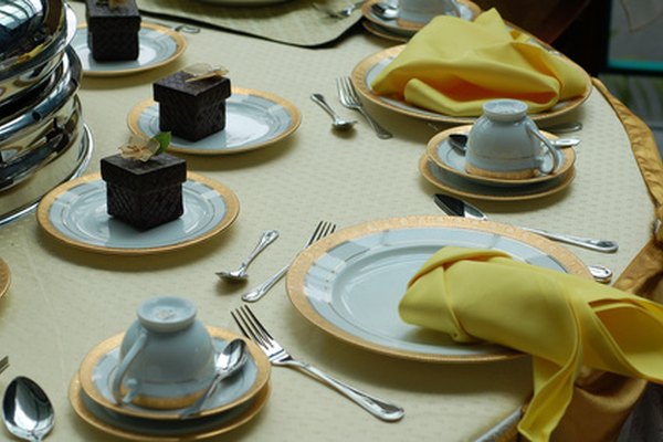 Comprar o alquilar platos, tazas, platillos y servilletas con colores que coordinen ayuda a crear un aspecto más pulido para los banquetes de boda.