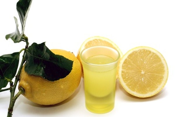 Añade unas gotas de extracto de limón o jugo de limón fresco en el recipiente.
