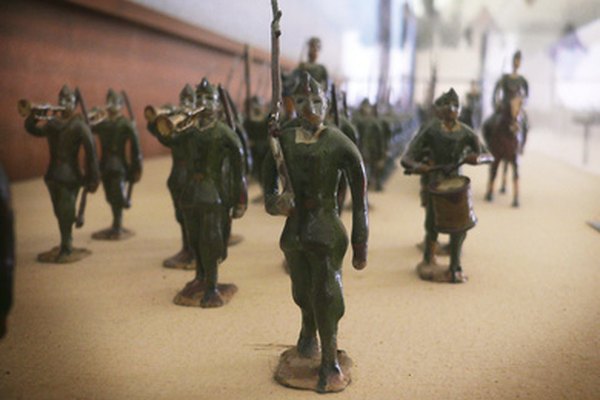 Puedes hacer tus propias miniaturas utilizando materiales de manualidades.