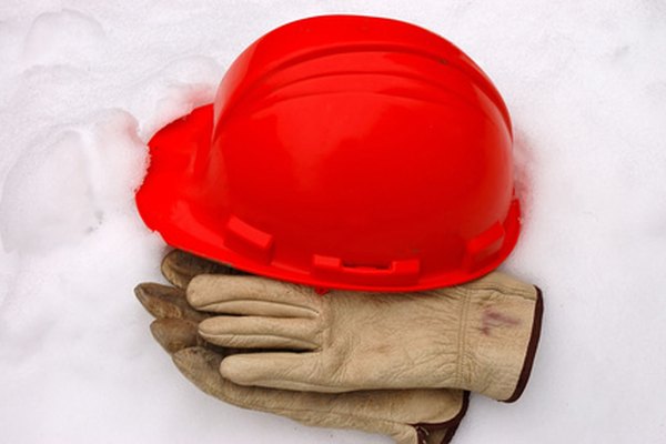 hardhat and work gloves image by tim elliott from Fotolia.com La comunicación de peligros conocidos es un ejemplo de una norma de gestión de seguridad de la pequeña empresa.