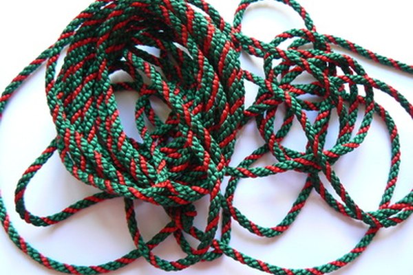 La cuerda está hecha de una manera similar al hilo, aunque a menudo es más apretada y retorcida que éste.
