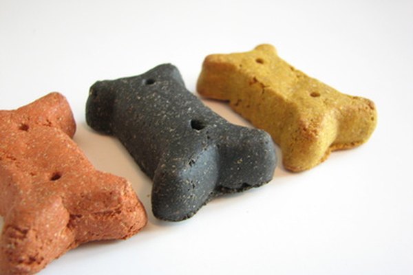 dog bones image by Janet Wall from Fotolia.com Comenzar un negocio de bocadillos para perros significa el cumplimiento de varias regulaciones estatales.