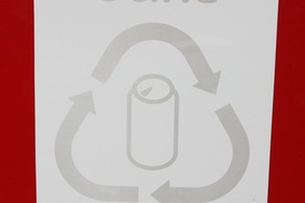 El reciclaje de latas de aluminio es una práctica común en el hogar, en la escuela y en los centros públicos.