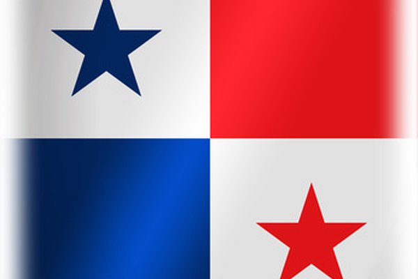 La bandera de Panamá ondea en el canal.