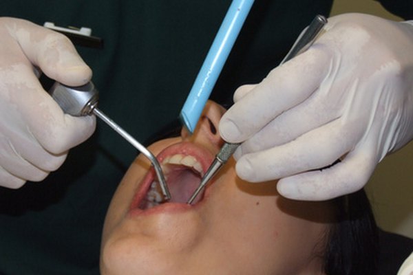 Un dentista cuida su salud bucal.