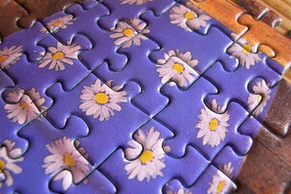 Pega un rompecabezas terminado para evitar que se desarme y poder usarlo para decorar tu pared.
