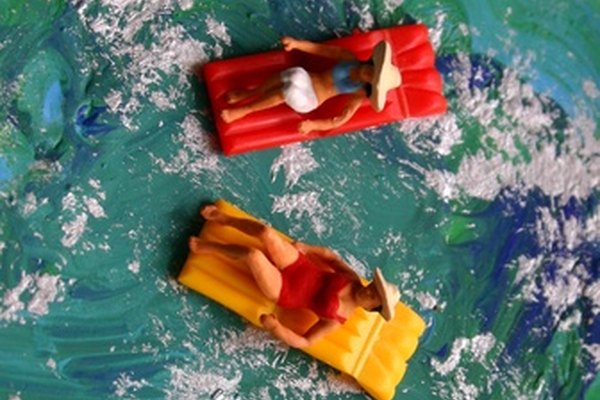 Crea pintura plateada para los proyectos artesanales usando brillos.
