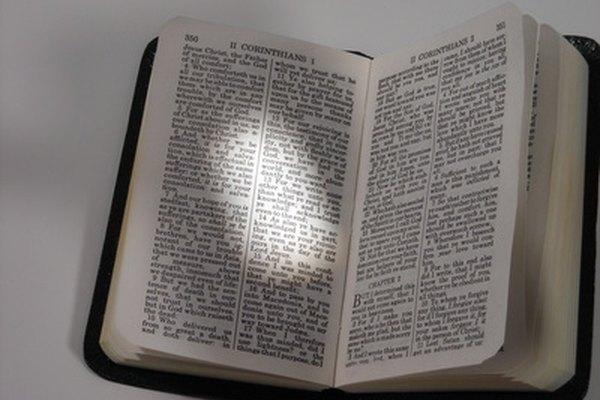 La Biblia se usa en la religión cristiana para enseñar valores y moral.