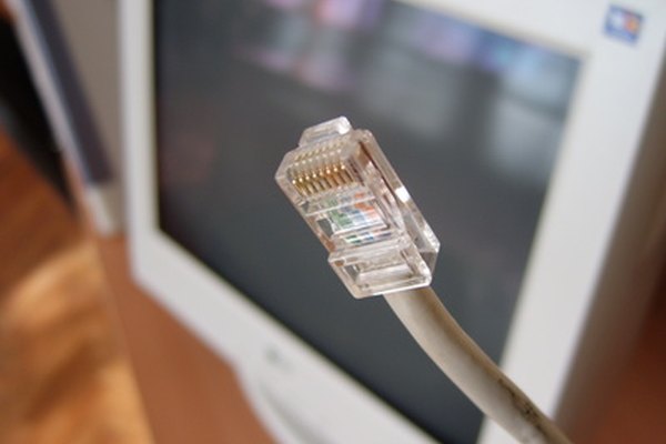 network cable image by Radoslav Lazarov from Fotolia.com Los sistemas de gestión de información utilizan la tecnología para ayudar a la toma de decisiones gerenciales.