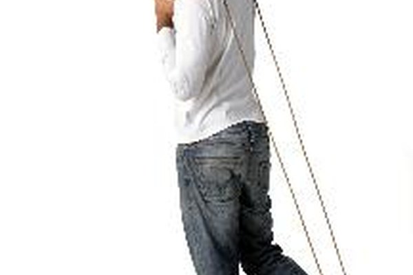 Comienza con la cuerda por detrás de tus talones y gira sobre tu cabeza hacia la izquierda.