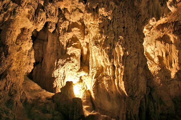 Las cuevas algunas veces se forman en roca caliza.