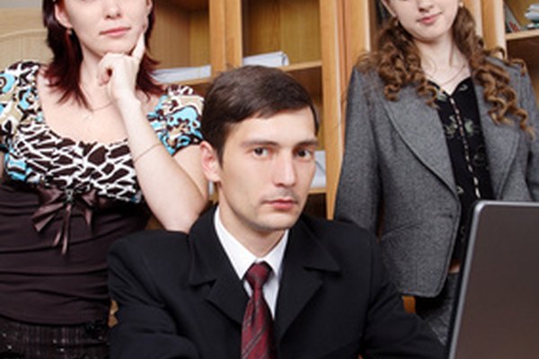 workplace image by Andrey Kiselev from Fotolia.com La creación de un programa de formación de empleados requiere tiempo y dinero, pero los beneficios pueden superar con creces los costos.