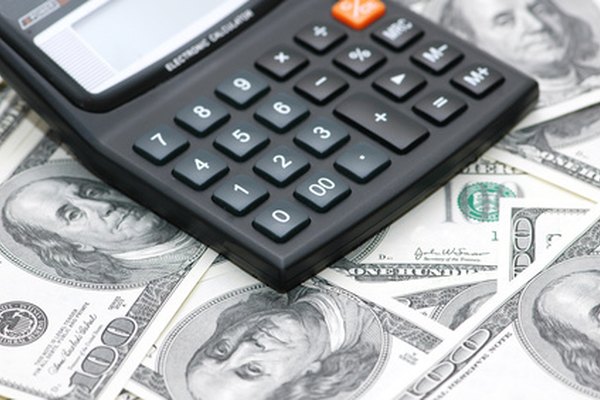 accounting calculator over the hundred dollar bank notes image by Elnur from Fotolia.com Los contadores desempeñan una variedad de roles dentro de las operaciones en el ambiente de negocios.