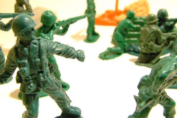 Escenifica una guerra total con sólo un cubo de soldados de plástico baratos.