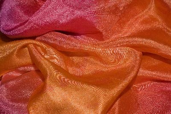 La seda puede ser una tela muy dificultosa para coser, pero siguiendo estos consejos puedes crear ropa lujosa sin problemas.