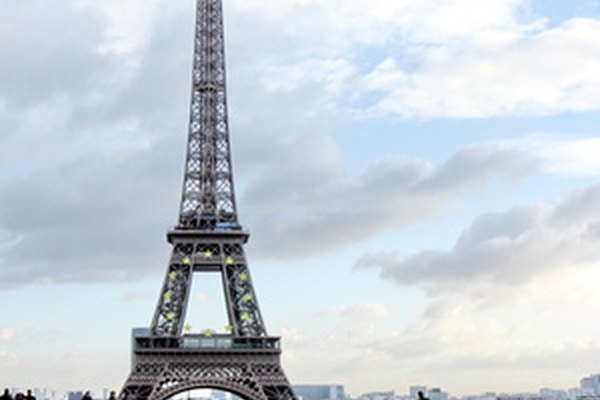 Hacer una imitación en alambre de la Torre Eiffel no es una tarea fácil.